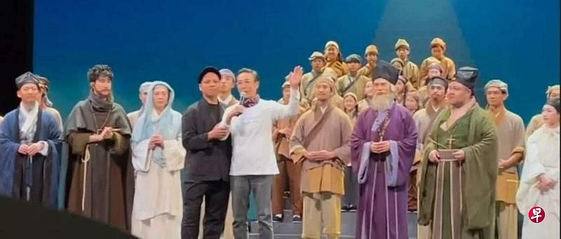 刘松仁（中间白衣）一度传出中风，他在台上发言时，导演黄俊达一直在旁搀扶。（互联网）