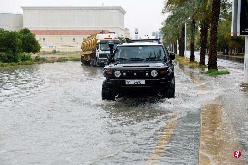 5月2日，阿联酋再次发生强降雨，在首都迪拜，车辆在路面积水中行驶。（路透社）