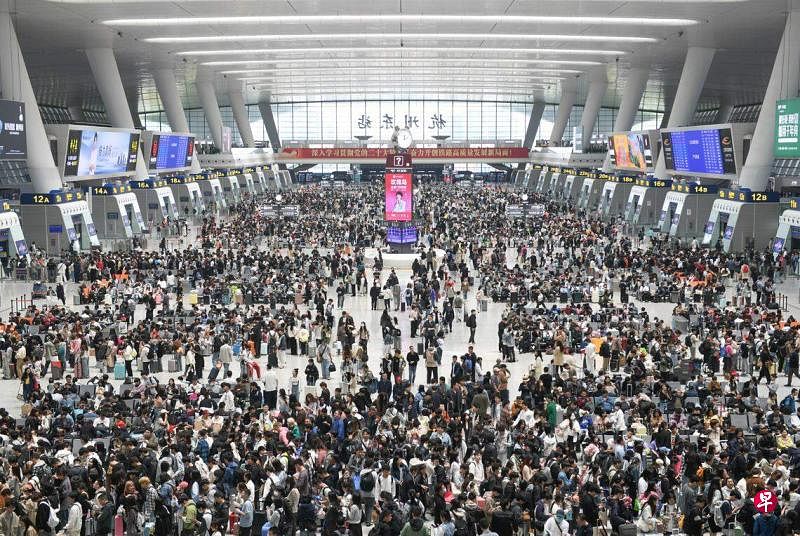 浙江杭州东站在星期三（5月1日）“五一”假期首日迎来铁路客流高峰。（中新社）