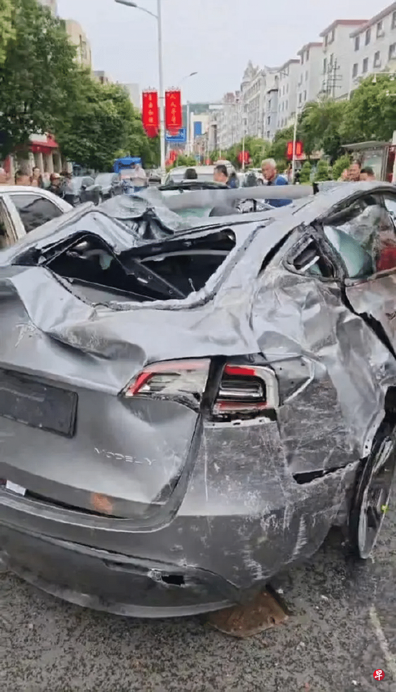中国江西一辆特斯拉电动汽车在空中多次翻滚重摔落地后，变得面目全非，车顶近乎完全塌陷。（互联网）