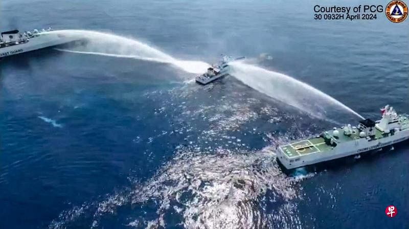 菲律宾海岸警卫队4月30日发布的图像资料显示，在南中国海中菲主权有争议的斯卡伯勒浅滩附近水域，一艘菲方海警船（居中小船）遭两侧中方船只发射水炮。（法新社）