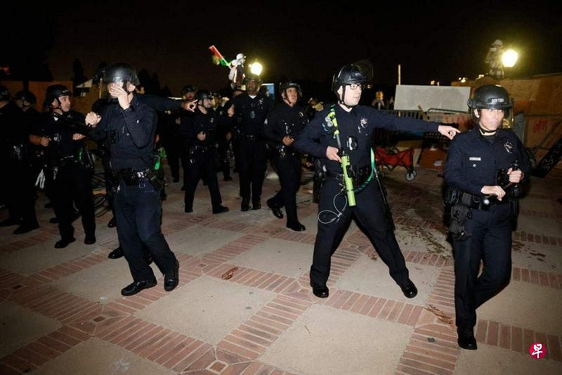当地时间5月2日凌晨，洛杉矶警方仍在加州大学洛杉矶分校内执法。（法新社）