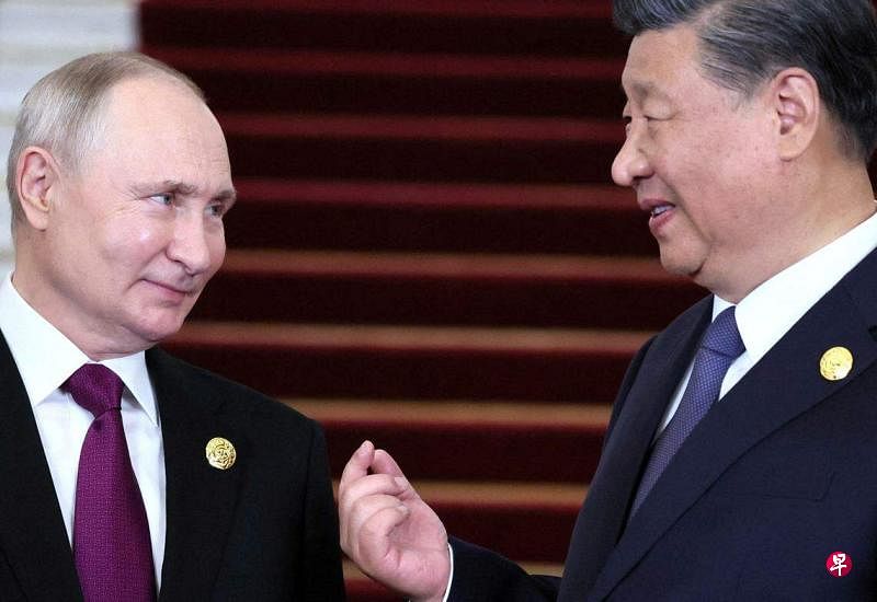 俄罗斯总统普京上次访华是在2023年10月，图为他当时出席在北京举行的“一带一路”国际合作高峰论坛期间，与中国国家主席习近平交谈。（路透社档案照片）
