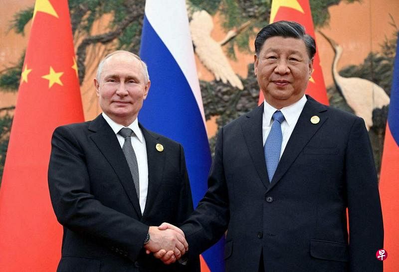 俄罗斯总统普京（左）据报将于5月中旬访华，届时将于中国国家主席习近平（右）会面。图为两人去年10月在北京举行的“一带一路”国际合作高峰论坛会晤时握手示意。（路透社档案照）