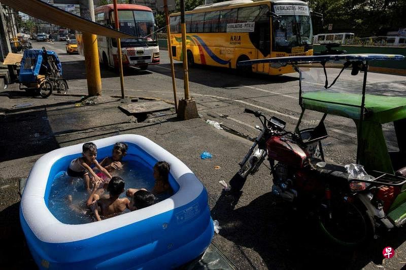 4月29日，在菲律宾马尼拉，儿童在充气泳池玩水消暑。（路透社）