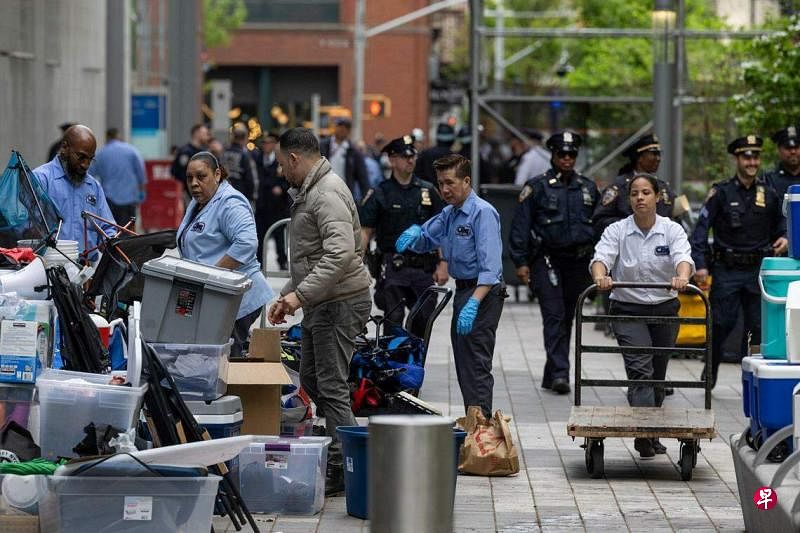 5月3日，美国警方下令纽约大学的示威者离开后，员工开始清理障碍物。（路透社）