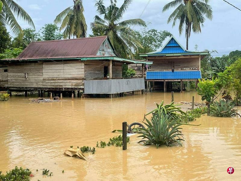 南苏拉威西省卢武县（Luwuk）星期六（5月4日）清晨发生洪水，已造成14人死亡，另有115人被疏散。（取自印尼灾害管理机构脸书）