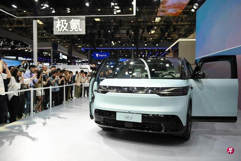 
吉利旗下高端电动车极氪汽车拟赴美上市。上周举行的北京车展上，参观者观看极氪汽车发布的新款极氪MIX车型。 （新华社）
