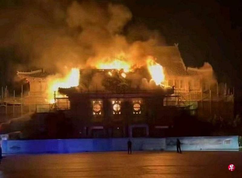 河南大学明伦校区大礼堂于5月2日晚上11时20分许发生火情，几乎被熊熊大火吞噬。（互联网）