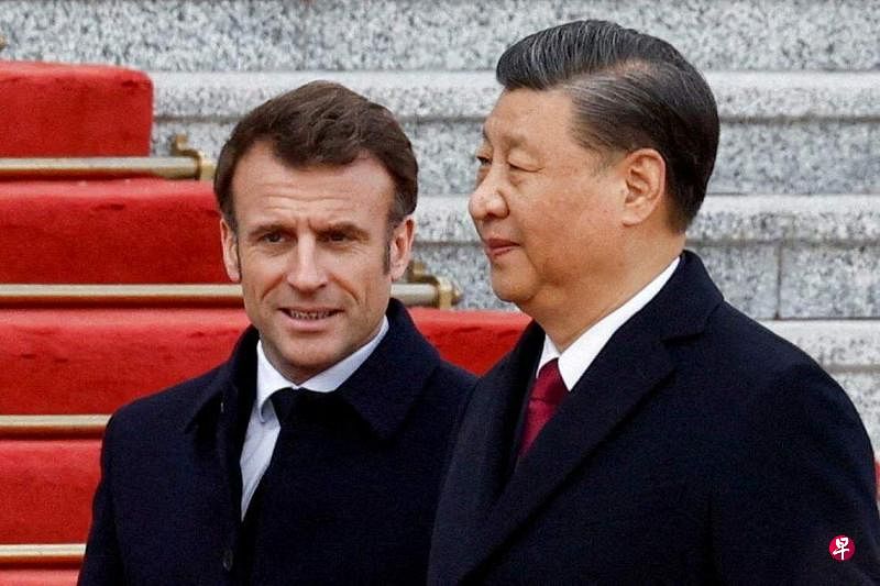 中国国家主席习近平（右）于2023年4月在中国北京人民大会堂欢迎法国总统马克龙（左）。（路透社）