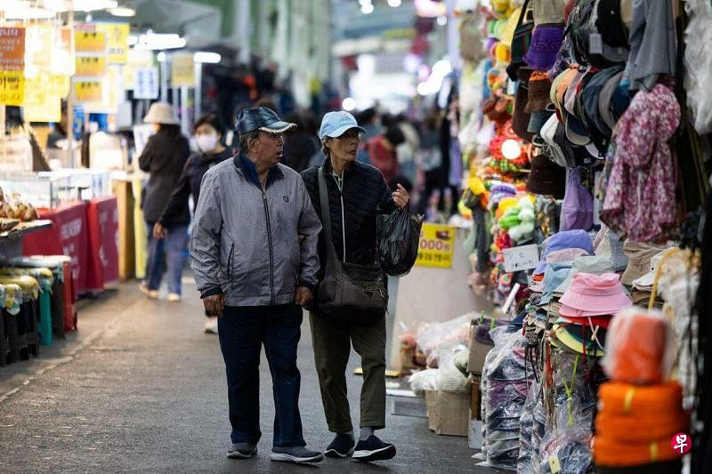 韩国5月6日发布的《2024人口报告》说，劳动人口减少将导致消费缺乏动力，造成内需市场崩溃，老年人赡养负担加重，最终造成低增长局面长期化。（彭博社）
