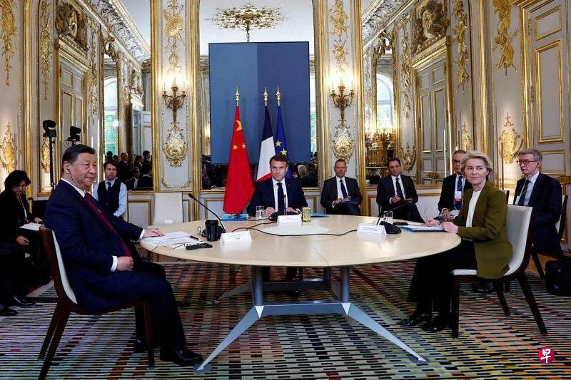 中国国家习近平（左起）星期一（5月6日）在法国爱丽舍宫，与法国总统马克龙（中）和欧盟委员会主席冯德莱恩（右）进行三边会谈。（法新社）