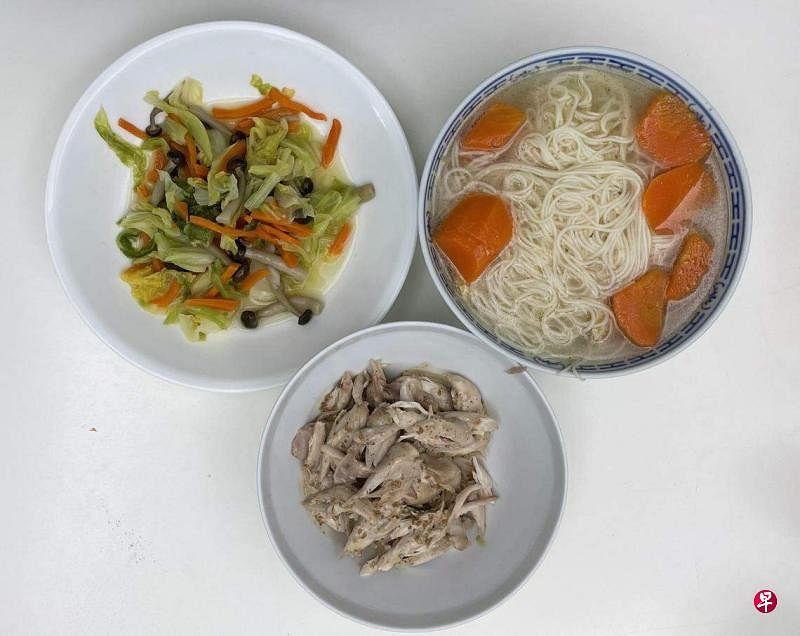林丽清医生的午餐包括：面线汤（汤里加了胡萝卜）、炒菇类和蔬菜，以及白鸡。（受访者提供）