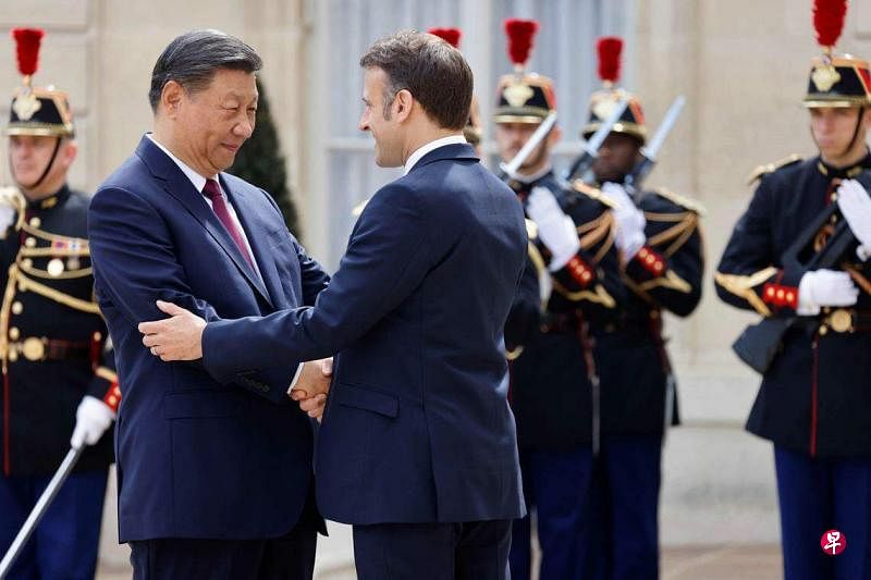 法国总统马克龙（右）5月6日在巴黎爱丽舍宫迎接对法国进行国事访问的中国国家主席习近平。（法新社）