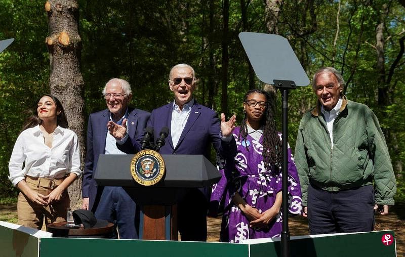 4月22日，拜登（中）与桑德斯（左二）以及多位议员参加在弗吉尼亚州威廉王子森林公园举行的地球日活动。（路透社）