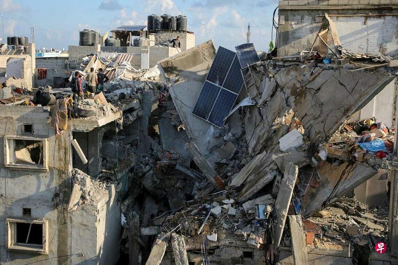 以色列持续猛烈地轰炸加沙地带南端城市拉法，轰炸致多地房屋成为废墟。（路透社）