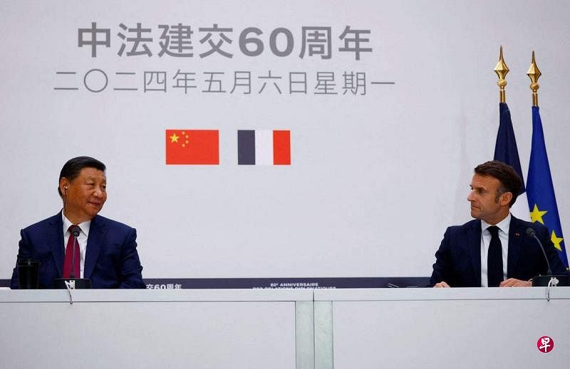 法国总统马克龙5月6日（右）与中国国家主席习近平（左）进行双边会谈，双方会后举行为时约30分钟的联合记者会。（法新社）
