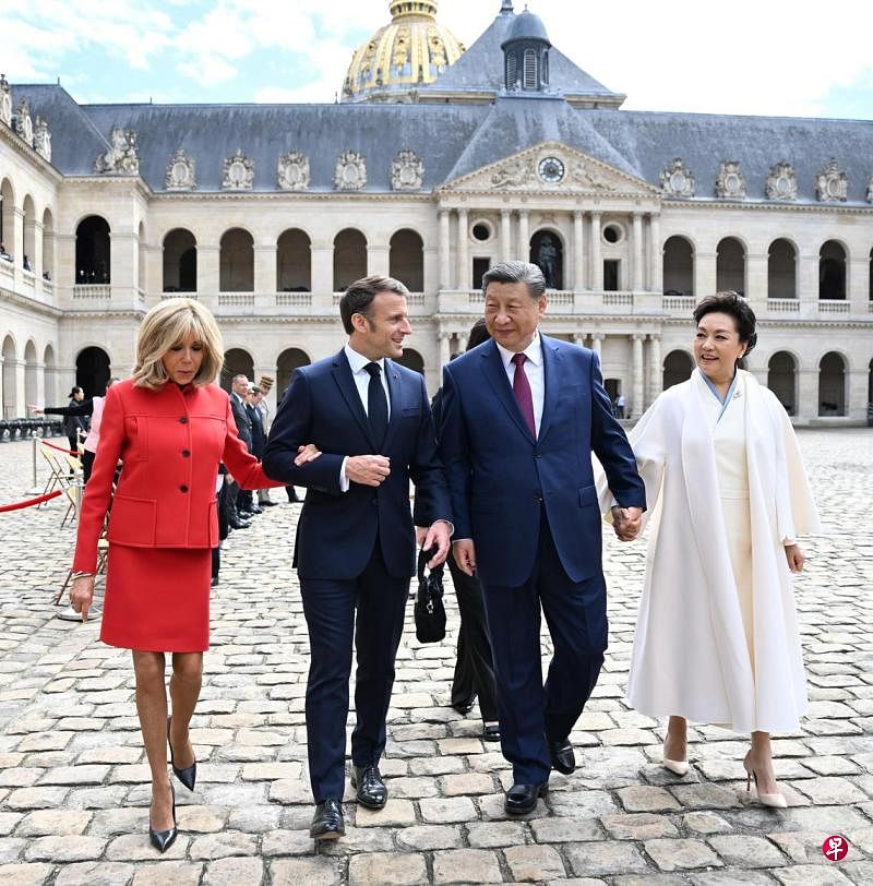 中国国家主席习近平（右二）和夫人彭丽媛（右一）5月6日下午在巴黎出席法国总统马克龙（左二）和夫人布丽吉特（左一）举行的欢迎仪式。（新华社）