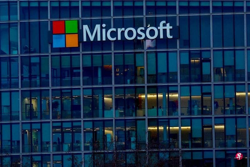 微软总裁史密斯于星期三（5月8日）宣布斥资33亿美元（44亿7500万新元）建设高科技数据中心，这项计划获得美国总统拜登的支持。（路透社档案照片）