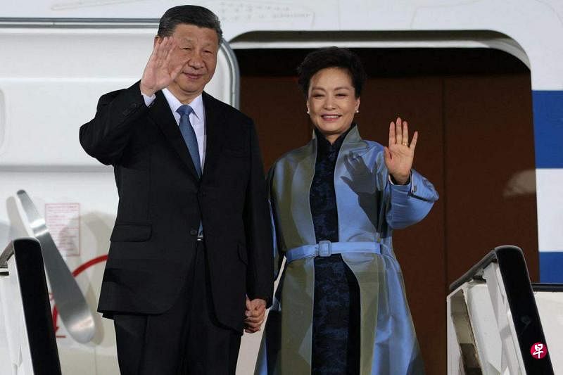 中国国家主席习近平（左）与夫人彭丽媛星期二晚上乘坐专机抵达贝尔格莱德尼古拉·特斯拉国际机场，在塞尔维亚开启为期两天的国事访问。（路透社）