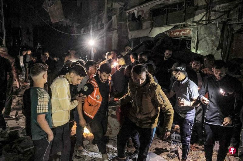 尽管国际社会强烈反对，但以色列仍对拉法发动袭击。图为救援人员星期二（5月7日）从拉法一栋被炸的建筑物中，抬出伤患。（法新社）