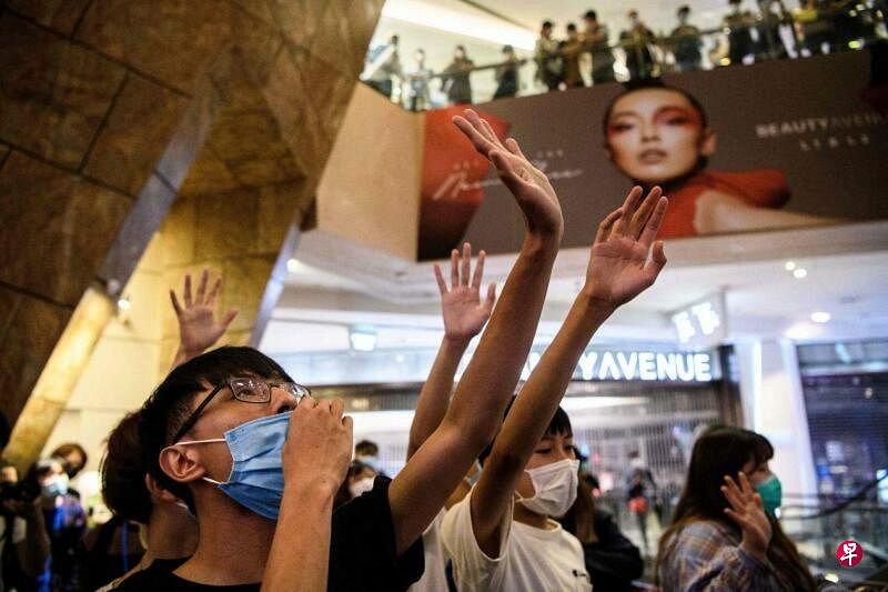 香港反修例抗争者2020年5月13日在当地一家商场内聚集并高唱《愿荣光归香港》。（法新社档案照）
