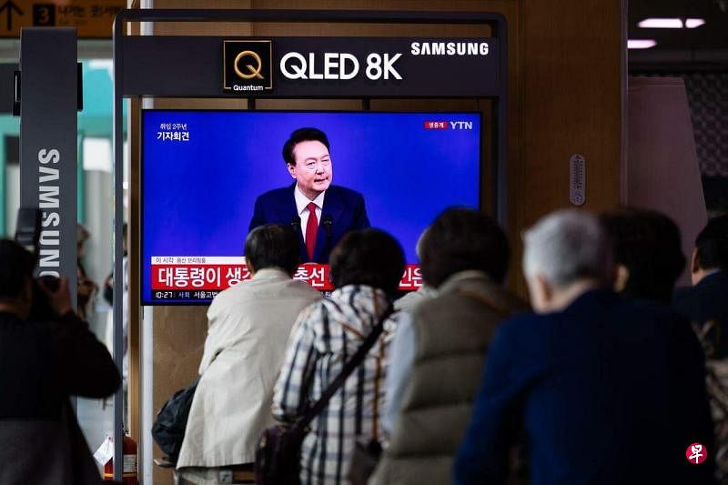 5月9日，韩国民众在首尔火车站内观看尹锡悦的就职两周年国民报告会暨记者会直播。（彭博社）