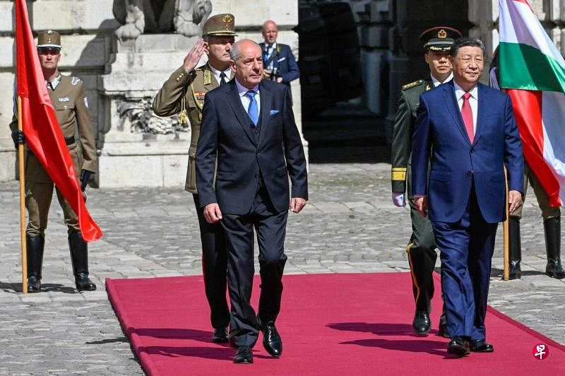 中国国家主席习近平（右）自5月8日起对布达佩斯进行为期三天的正式访问。他与匈牙利总统舒尤克5月9日在布达王宫检阅仪仗队。（法新社）