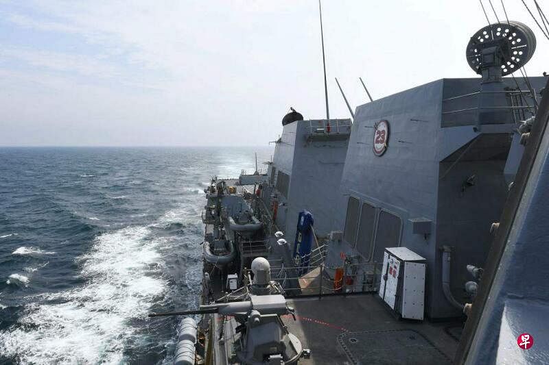 这张由美国海军于5月8日拍摄的照片显示，伯克级导弹驱逐舰“哈尔西”号（USS Halsey）穿越台湾海峡。（法新社）