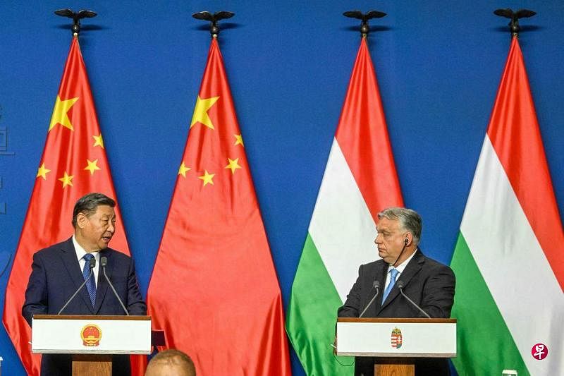 中国国家主席习近平（左）星期四（5月9日）与匈牙利总理欧尔班共同宣布，两国建立“新时代全天候全面战略伙伴关系”。图为两位领导人在会谈后，共同会见媒体记者。（路透社）