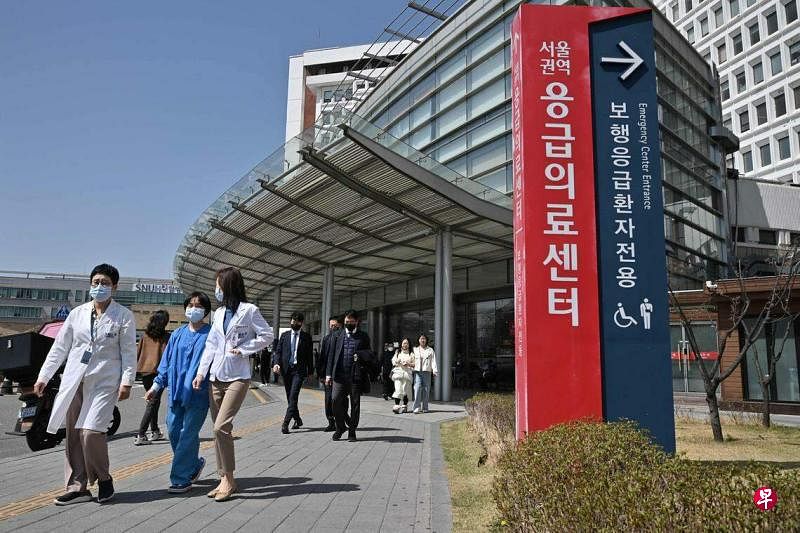 为了平息已持续两个月的医生罢工潮，韩国政府4月19日宣布调整医疗改革计划，将原定的医学院扩大招生规模缩减一半。（法新社）