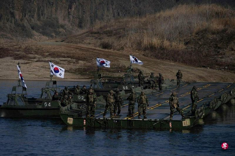 3月20日，韩国第5工兵旅士兵参加在京畿道涟川郡举行的韩美联合渡江演习。（法新社）