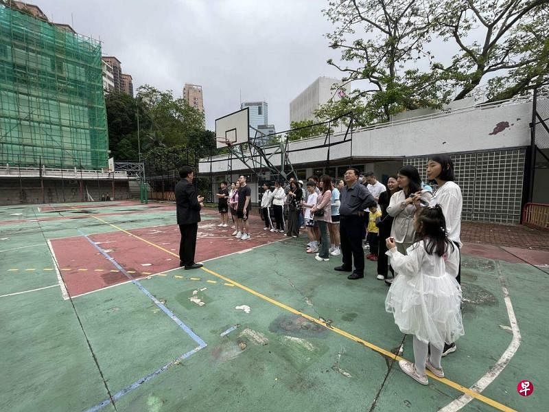 参加香港观校团的中国大陆家长与他们的子女，有机会到香港的中小学体验校园氛围，聆听学校负责人介绍学制等情况。（戴庆成摄）