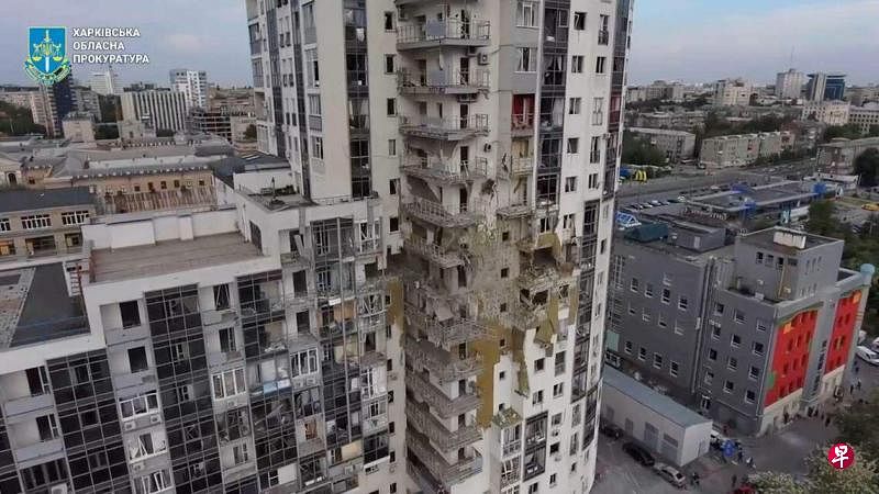 俄军事博主称，此次攻势可能标志着俄罗斯开始建立“缓冲区”。俄总统普京今年早些时候曾誓言要在俄边境附近建立一个缓冲区，以阻止乌克兰对俄西部边境的袭扰。图为哈尔科夫一栋被导弹空袭损毁的住宅楼。（路透社）