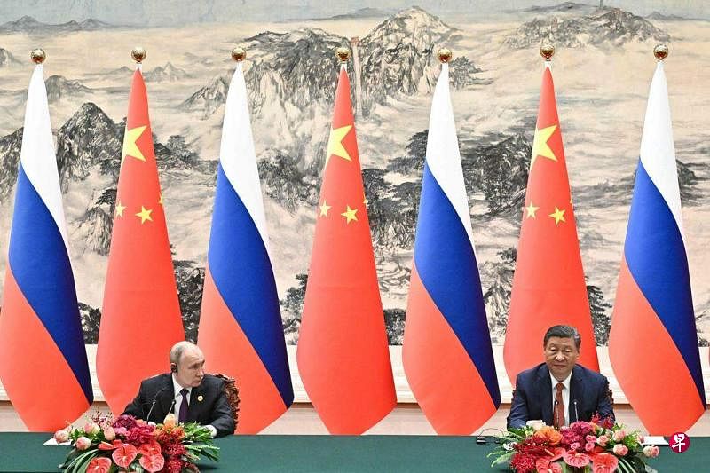 俄罗斯总统普京（左）星期四（5月16日）在北京与中国国家主席习近平会面，两人见证多项双边合作文件的签署。（法新社）