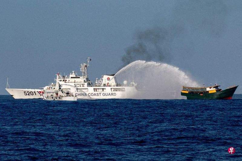 5月4日，中国海警船向一艘驶往南中国海仁爱礁的菲律宾补给船发射高压水枪。（路透社）