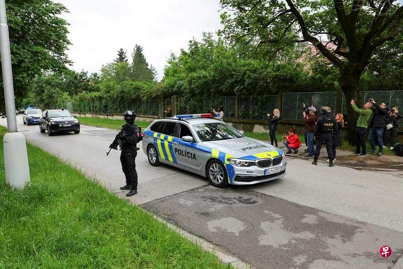 5月18日，涉嫌行刺斯洛伐克总理菲科的嫌犯，乘坐警车前往法院面控。（路透社）