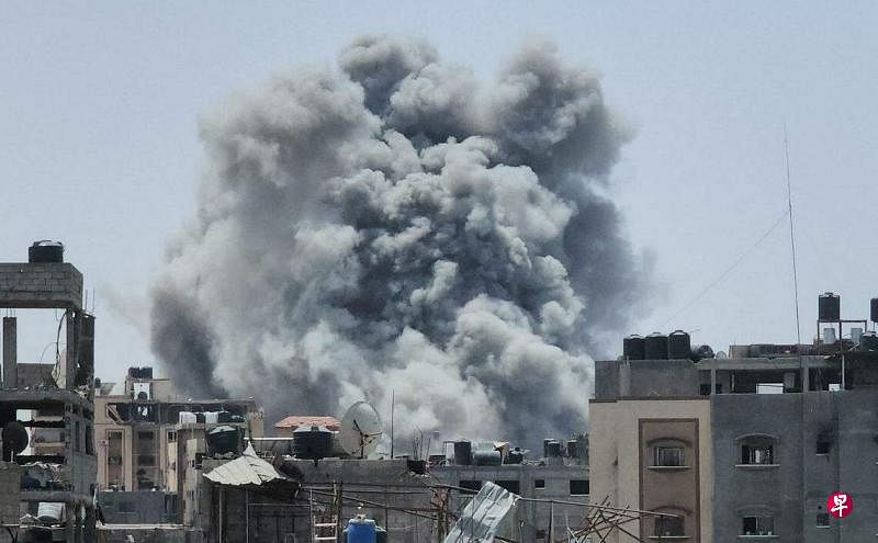 以色列军队星期六（18日）密集轰炸加沙地带北部杰巴利耶难民营，造成至少15人死。（路透社）