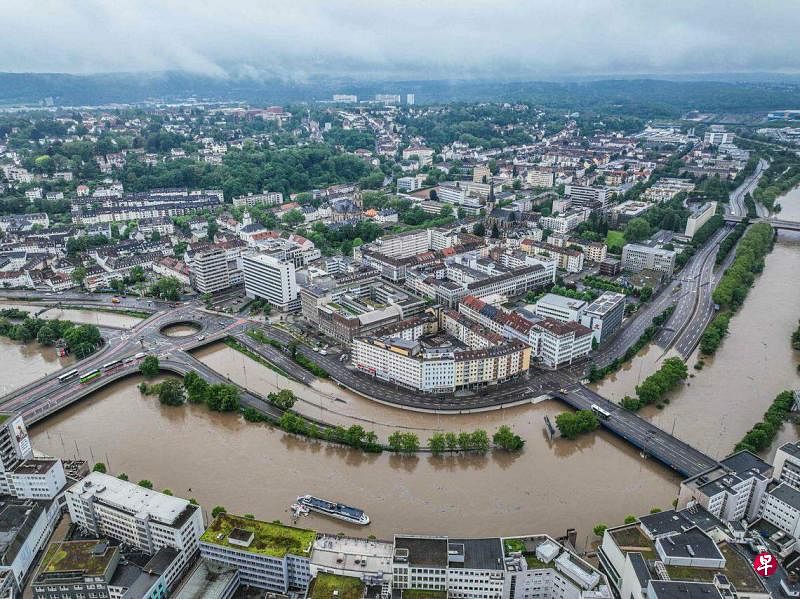 5月18日，在德国西南部萨尔州，暴雨引发的大规模洪灾，导致道路和建筑物被淹。（法新社）