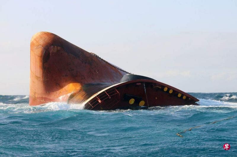 2024年3月，一艘货船遭到胡塞武装导弹击中后，在红海海域沉没。（法新社）
