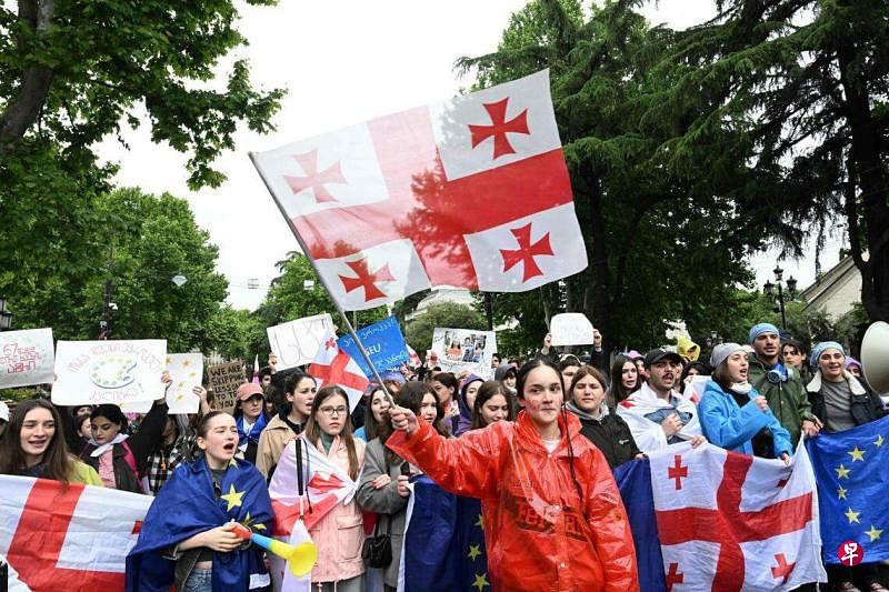 格鲁吉亚的《外国影响透明度法案》引发了大规模示威。图为5月14日，格鲁吉亚的示威者在首都第比利斯游行抗议。（法新社）