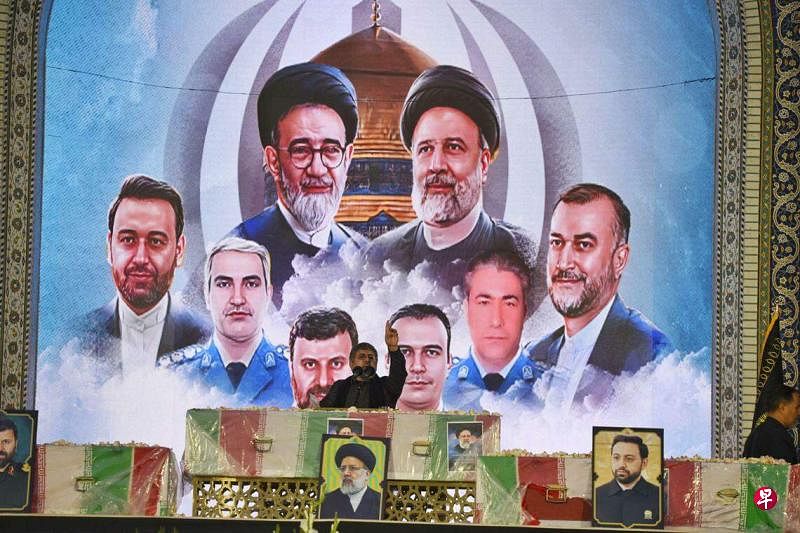 伊朗总统莱希和七名随行人员同时罹难，当局5月23日在莱希的家乡马什哈德市（Mashhad）为他们举行葬礼。（法新社）