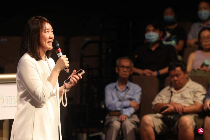 台湾诚品暨诚品生活董事长吴旻洁在城市阅读节上,分享她与父兄的私密故事,如何启发她持续经营诚品品牌。(邬福梁摄) 台湾诚品暨诚品生活董事长吴旻洁在城市阅读节上,分享她与父兄的私密故事,如何启发她持续经营诚品品牌。(邬福梁摄)