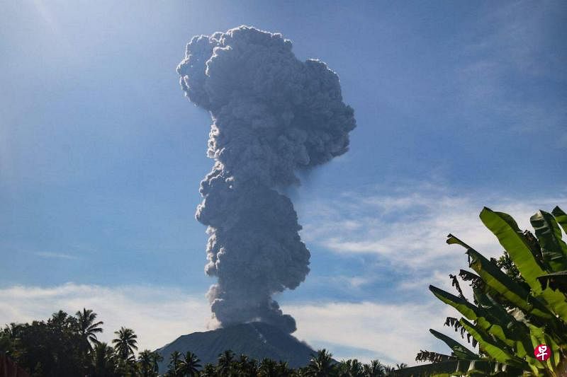 印尼伊布火山自5月以来持续喷发，图为5月13日，伊布火山又喷出厚厚浓烟。（法新社）