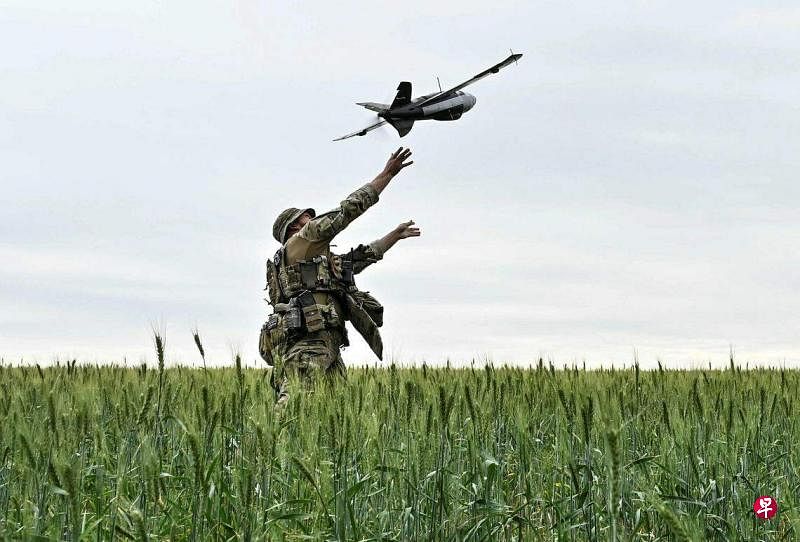 5月26日，一名乌军在扎波罗热州启动一架侦察无人机，侦察俄军阵地情况。（路透社）