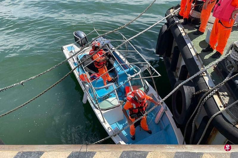 中国大陆籍阮姓男子6月9日驾快艇闯入台北淡水渡船头，被台湾海巡署人员逮捕。 （法新社）