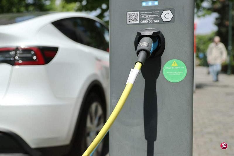 欧盟委员会6月12日发表声明，拟从7月4日起对从中国进口的电动汽车征收临时反补贴税。图为6月6日在比利时布鲁塞尔，一辆电动汽车在欧盟委员会附近一充电站充电。（新华社）