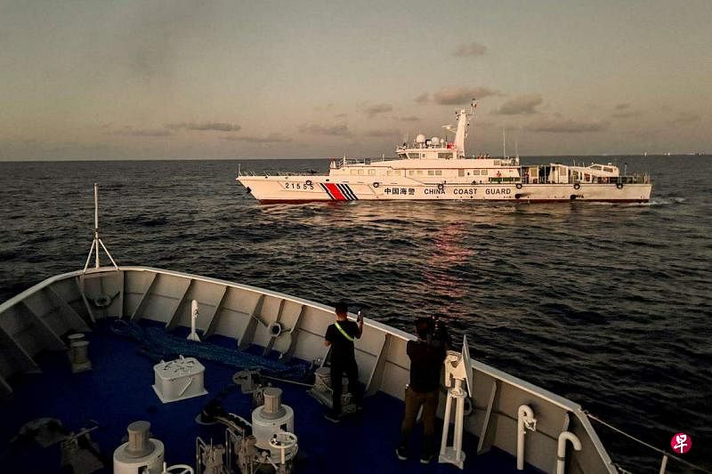 中菲两国近月来在南中国海发生数起碰撞事件。图为中国海警今年3月5日对驶入仁爱礁（菲称阿云津礁）海域的菲律宾补给船采取管制措施。（路透社档案照片）