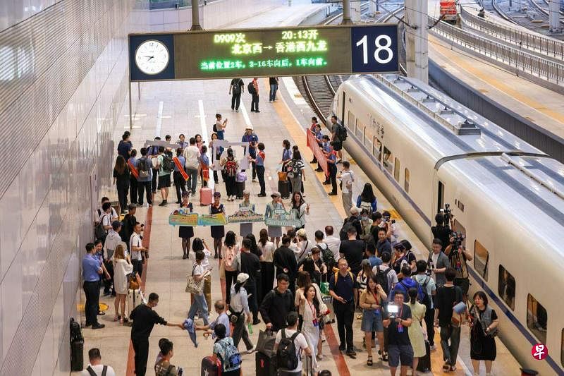北京旅客上星期六（6月15日）傍晚在北京西站乘坐开往香港西九龙站的D909次列车，预计于隔天早上8时47分抵达香港西九龙站，这是北京和香港间首次开行高铁动卧列车。（中新社）