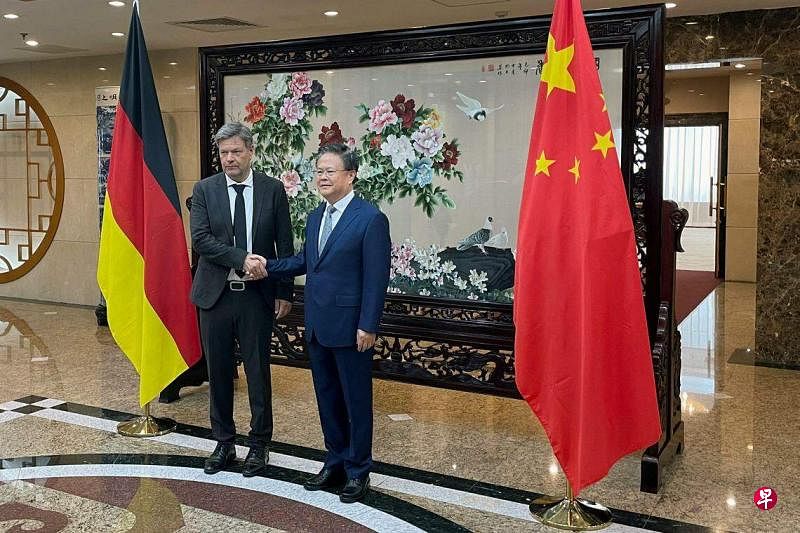 德国副总理兼经济部长哈贝克（左）告诉中国国家发改委主任郑栅洁（右），如果北京不支持俄罗斯发起的战争，欧洲和德国就不会减少对中国原材料和关键产品的依赖。（路透社）